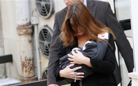 Дочь Джулия на руках матери Карлы Бруни-Саркози