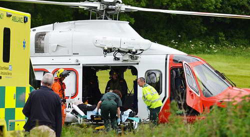 Вертолет доставил пострадавшую к карете скорой помощи