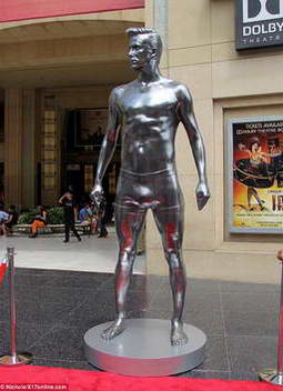 Серебрянный памятник Дэвиду Бекхэму в Нью-Йорке
