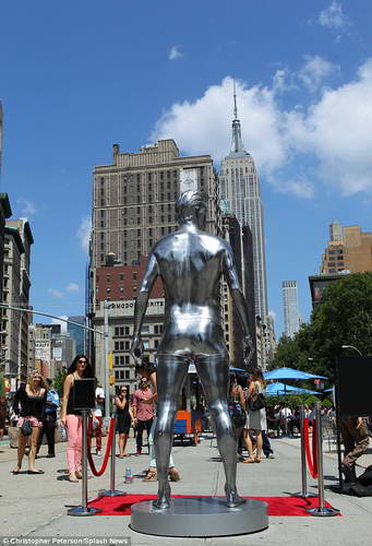 Серебрянный памятник Дэвиду Бекхэму в Нью-Йорке