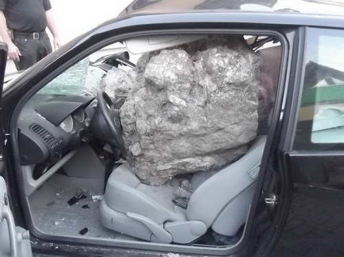 Камень в 1 тонну упал на автомобиль