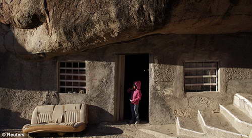 Мексиканская семья оборудовала под дом 40-метровый камень в пустыне