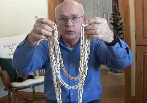 Джон Мерритт со своим ожерельем вырезанным из одного куска дерева