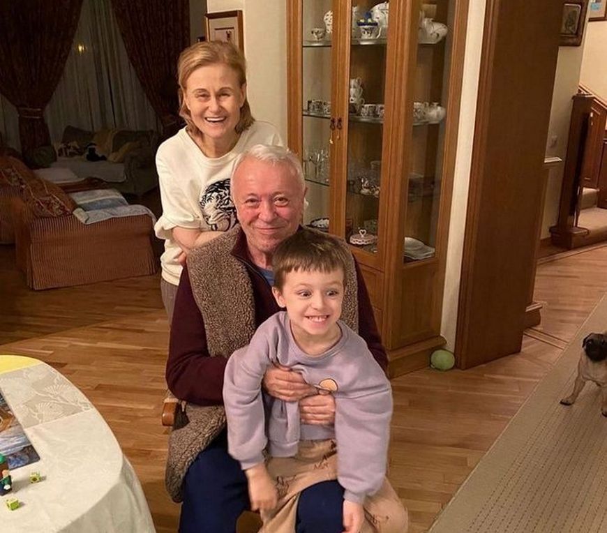 Дарья Донцова с мужем и внуком