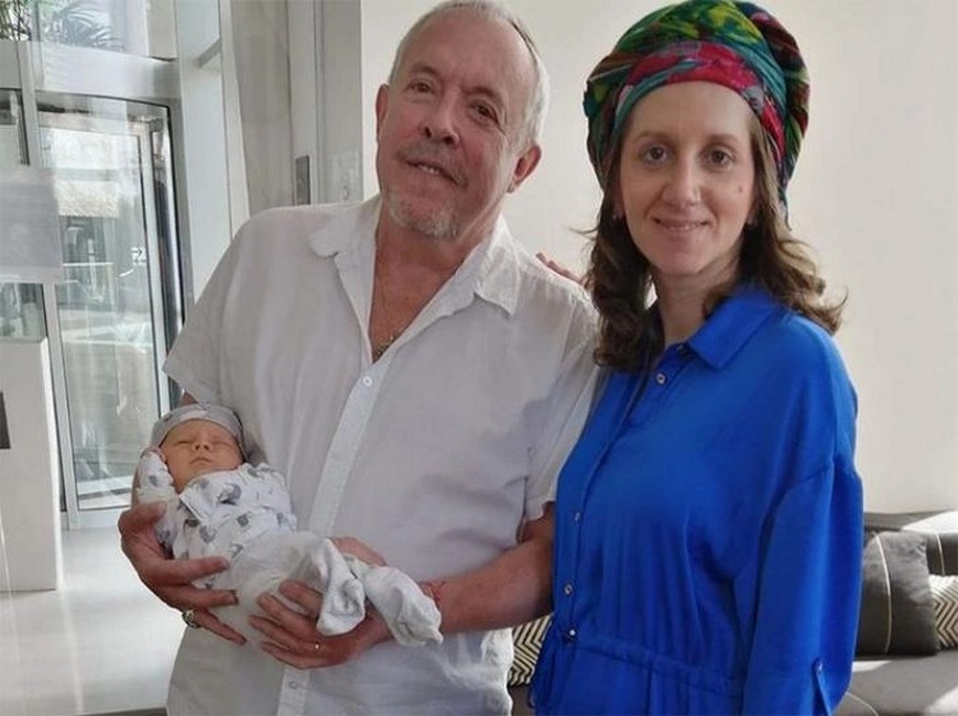 Андрей Макаревич с новорожденным и женой