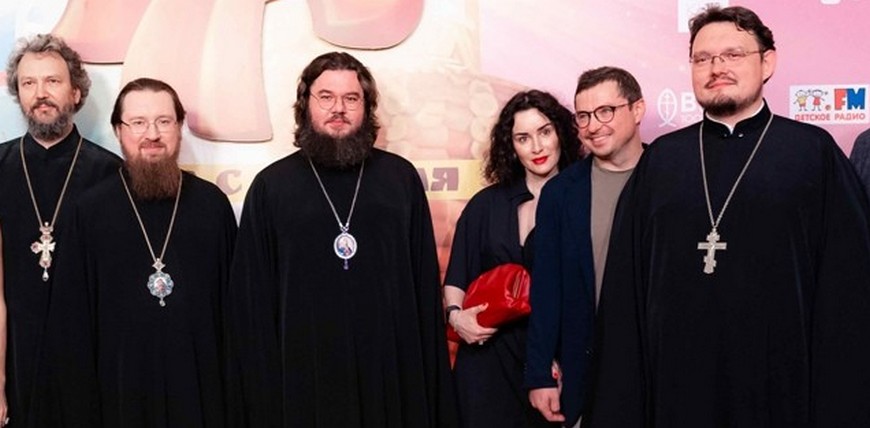 Канделаки в откровенном платье со священниками 