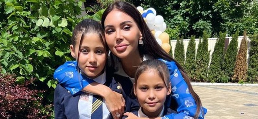 Оксана Самойлова с старшими дочками