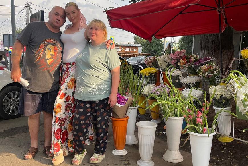 Анастасия Волочкова около продавцов с цветами