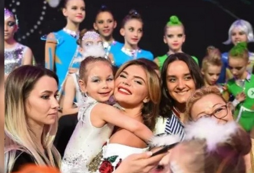 Алина Кабаева с ребенком на руках