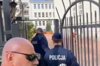 Полиция заходит на территорию школы при российском посольстве