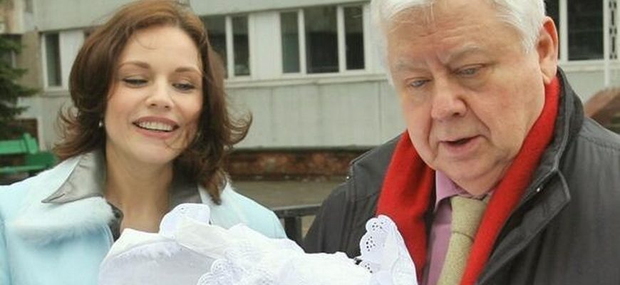 Марина Зудина и Олег Табаков с новорожденной Машей