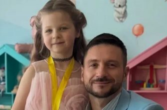 Сергей Лазарев с дочкой в детском саду