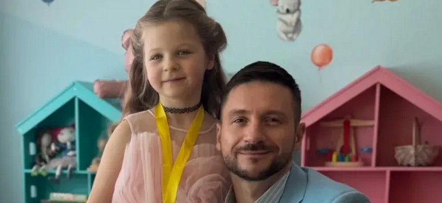 Сергей Лазарев с дочкой в детском саду