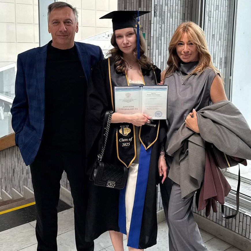 Алена Апина с мужем и дочерью