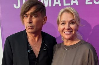 Солист группы «Би-2» Лёва (Егор Бортник) и Ася (Штрайхер)