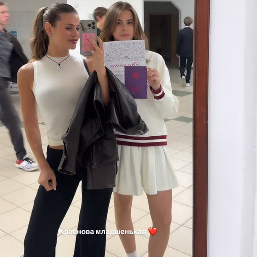 Жена Преснякова Алена Краснова с сестрой на выпуске
