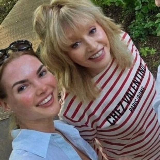 Алла Пугачева в Юрмале, фото с поклонниками