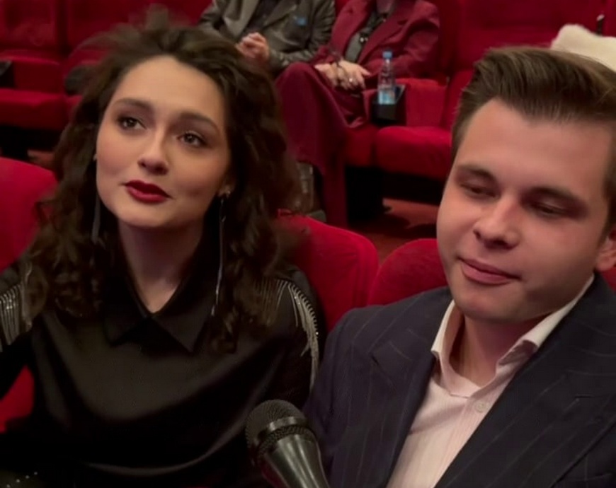 Мария Кончаловская с незнакомцем