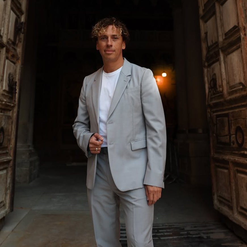 Максим Галкин на пороге храма