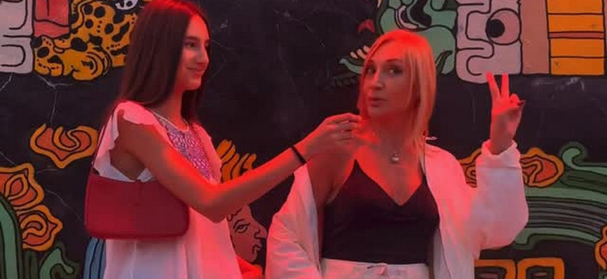 Клавдия берет интервью у Кристины