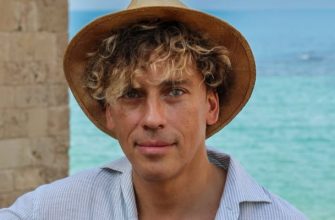 Галкин в шляпе у моря