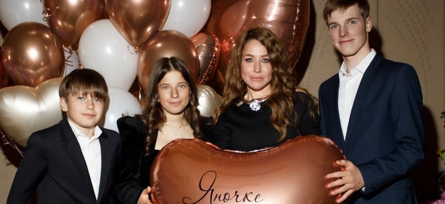 Барановская с детьми на 18-летии Яны