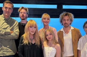 Алла Пугачева в окружении родных