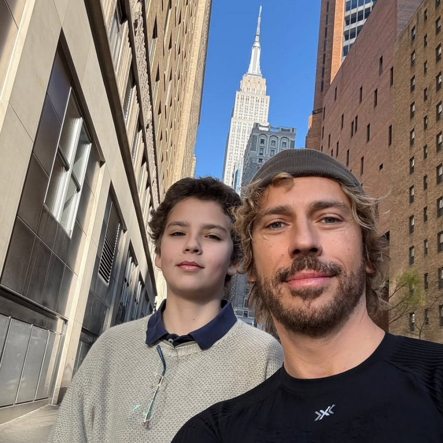 Максим и Гарри на фоне Эмпайр-стейт-билдинг