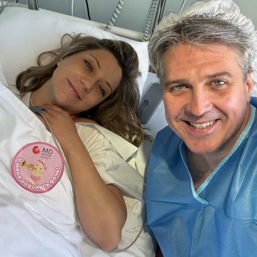 Денис Матросов и его жена после родов