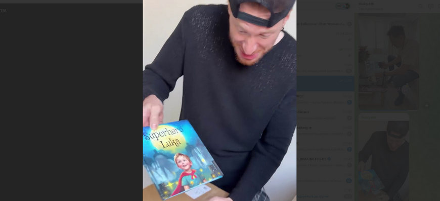 Никита Пресняков дарит книгу сыну партнерши