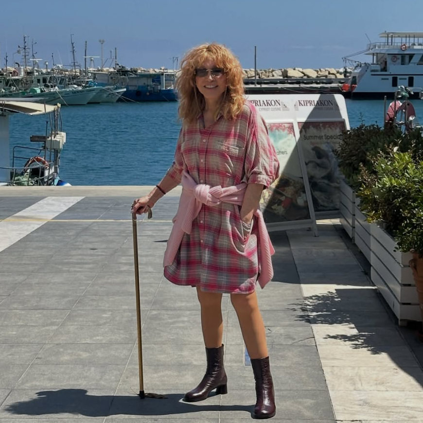 Пугачева с тростью на прогулке