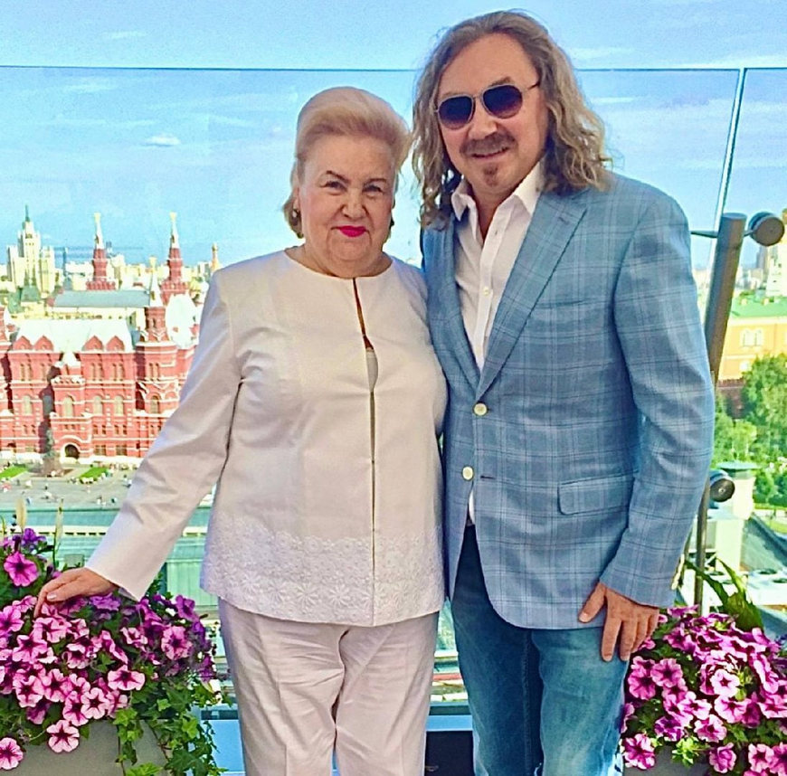 Николаев поздравил мать с 88-летием