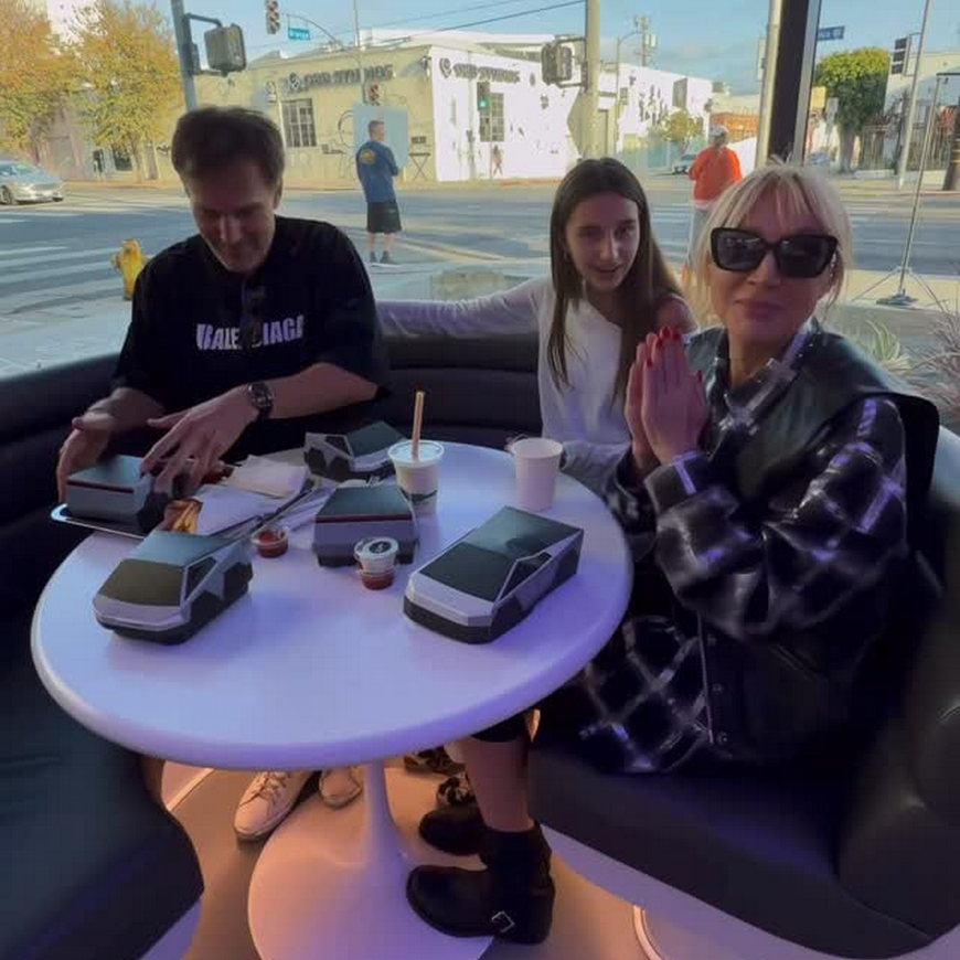 Семья Орбакайте в Tesla Diner