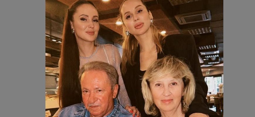 Лобода с родителями и сестрой