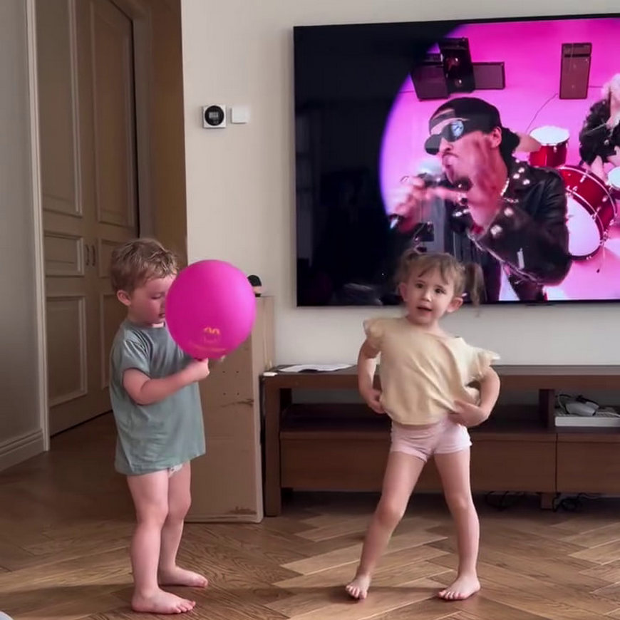 Монеточка Нина пляшет Петя внимает