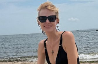 Рената Литвинова на пляже