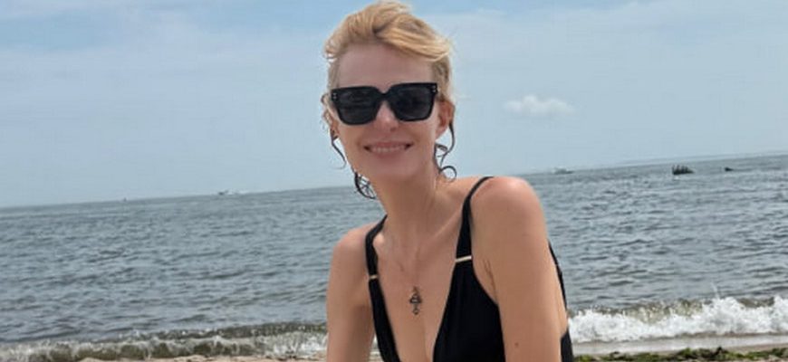 Рената Литвинова на пляже