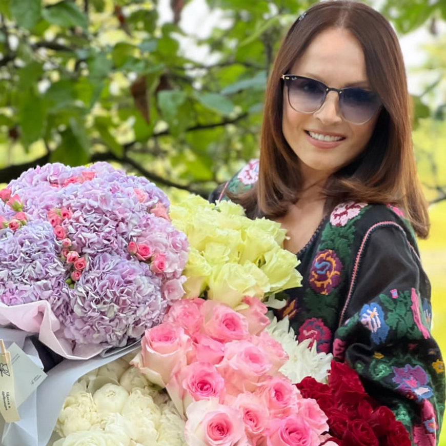 София Ротару вся в цветах на 79-й ДР